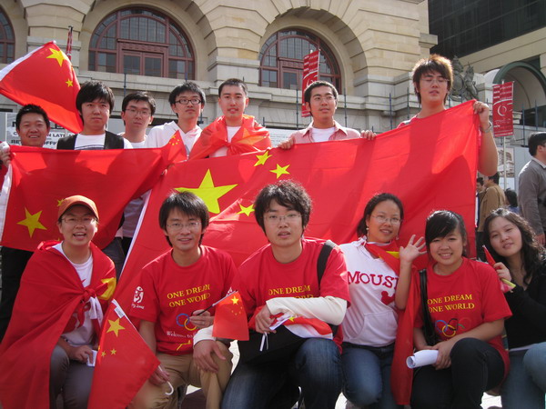07届毕业生在澳大利亚迎接北京奥运圣火
