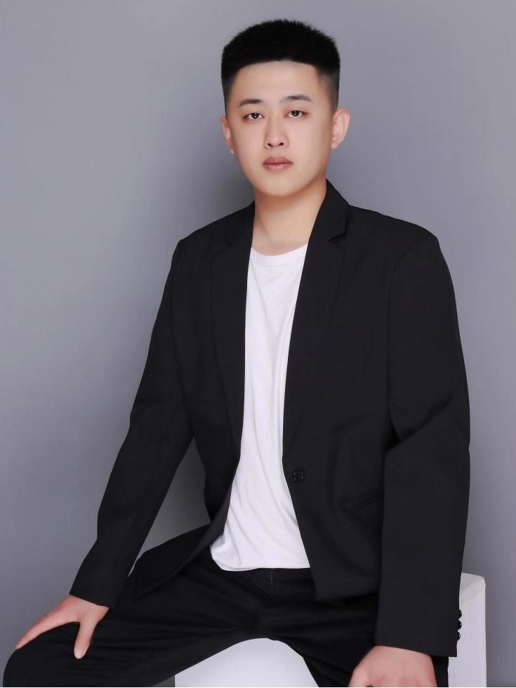 以梦为马,不负韶华 ——艺术系优秀毕业生岳鹏伟 以梦为马,不负韶华 ——艺术系优秀毕业生岳鹏伟