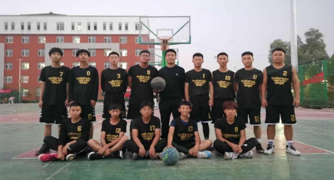 以梦为马 共绘青春画卷——艺术系优秀毕业生张鑫泽 以梦为马 共绘青春画卷——艺术系优秀毕业生张鑫泽